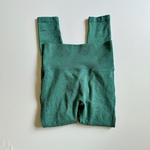 Green Gym Set: Bubble Butt Marled Gray Seamless Leggings + Long Sleeve Crop Top - Picture 13 of 14